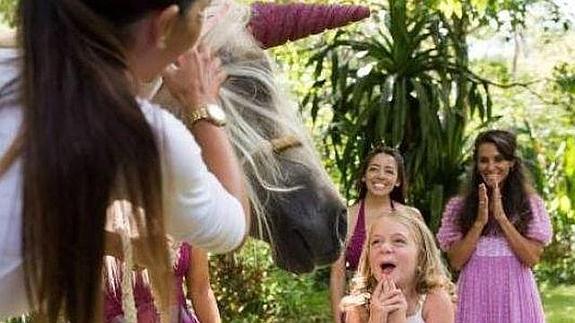 Momento en el que la niña descubre al unicornio. 