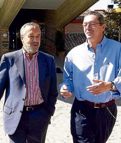 Arriola charla animadamante con Ruiz-Gallardón en esta foto de 2005. 