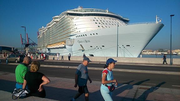 El 'Oasis of the Seas', a su llegada hoy a Málaga..