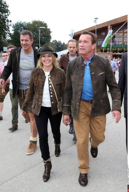 Con una chaqueta típica bávara, la pareja paseó por el Oktoberfest de Múnich. 