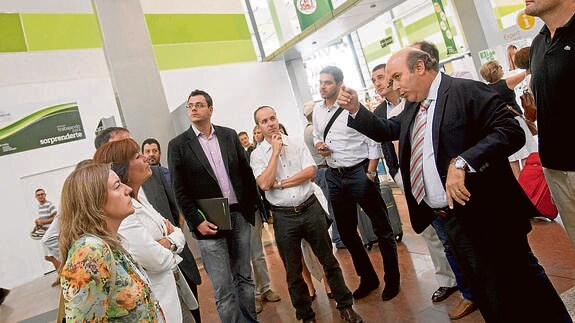 El gerente de Vialia, José Antonio Vera, durante la visita guiada al centro comercial. :