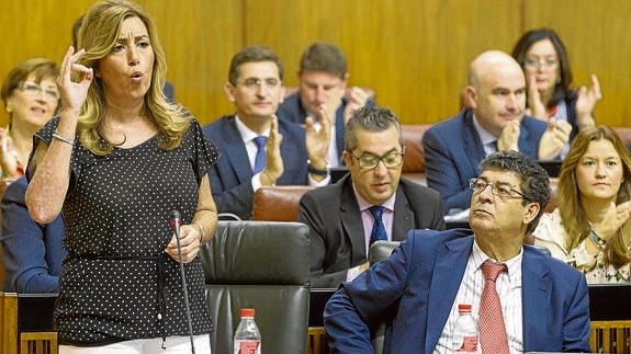 La presidenta de la Junta, Susana Díaz, durante el debate, observada por el vicepresidente, Diego Valderas. 