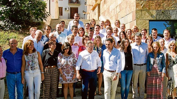 El presidente del PP andaluz, Juanma Moreno, con el grupo parlamentario, entre ellos los alcaldes.