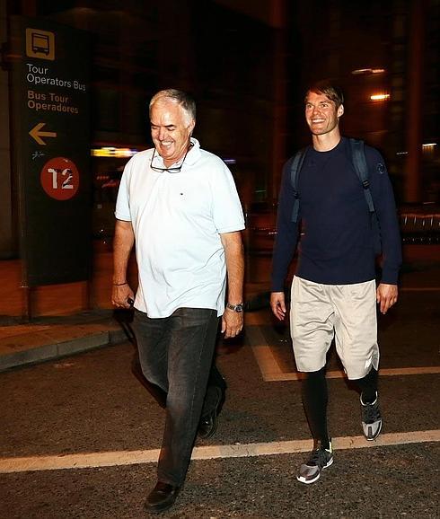 El director deportivo, Manuel Rubia, con Stefansson, ayer por la noche. 