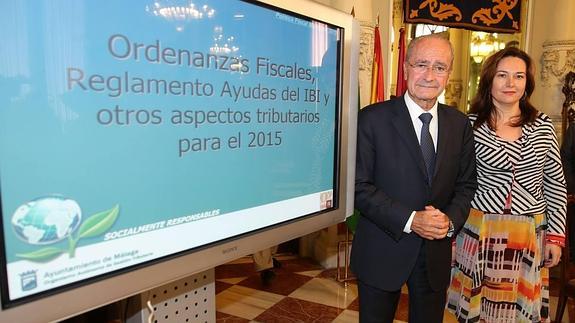 El alcalde y la concejala de Economía, María del Mar Martín Rojo.