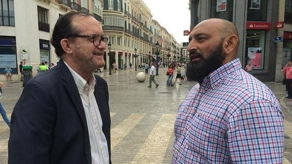 Javier Checa (izquierda) y Jesús Rodríguez 'El Chule', esta mañana en calle Larios. 