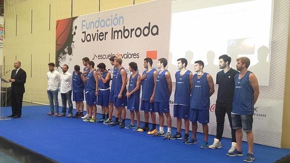 Javier Imbroda, junto a los componentes del equipo que entrenará a partir de ahora. J. A. M.