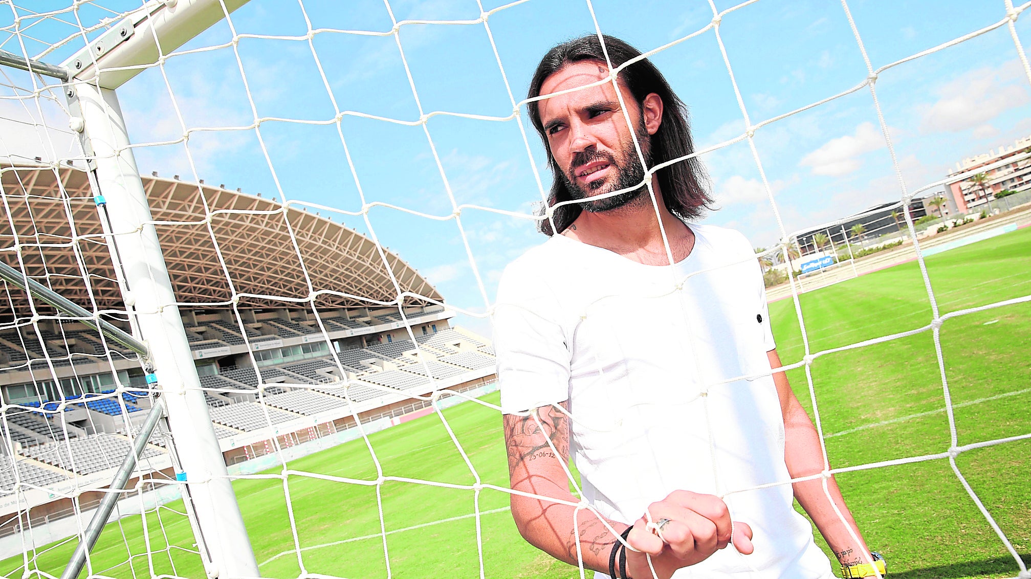 El central Sergio Sánchez, ayer en el estadio de atletismo. 