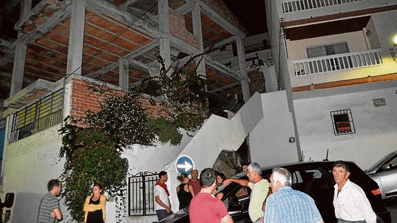 El inmueble sin terminar donde ocurrió el suceso está situado en la calle Carril de la Constitución.