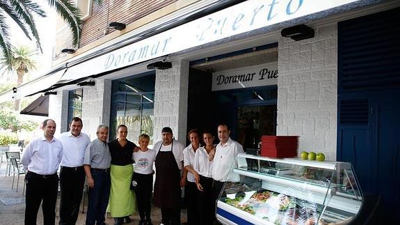 El equipo de Doramar Puerto, en la entrada del establecimiento. 