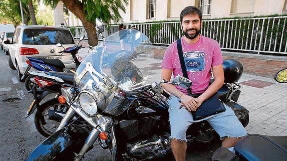 Vasileiadis no dudó en posar para este periódico con una moto de gran cilindrada que estaba aparcada a la entrada de SUR. 