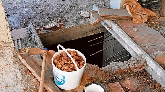 Así quedó el hueco por el que cayó la mujer fallecida en Almáchar con su nieta de nueve meses. 