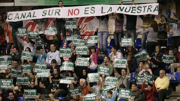 Protestas de los aficionados en el Palacio contra Canal Sur, en 2008