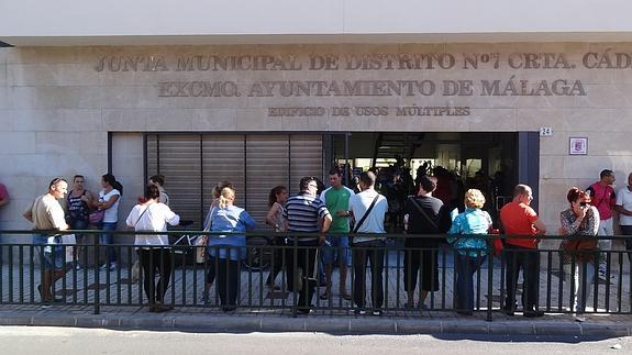 Aspirantes aguardan su turno para presentar la solicitud de empleo en la junta de distrito de Carretera de Cádiz.