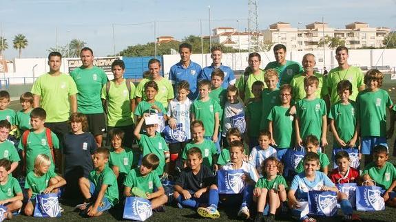 Weligton y Samu Castillejo, rodeados de niños, padres y entrenadores en Torre del Mar. 