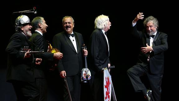 Hilarantes, como siempre, un momento de Les Luthiers ayer en el Cervantes.