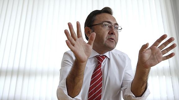 Miguel Ángel Heredia, en su despacho del PSOE en la capital malagueña. 