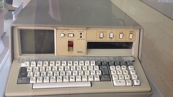 Ordenador IBM 5100, con el que se realizó el recuento de votos de las primeras elecciones democráticas, en junio de 1977.