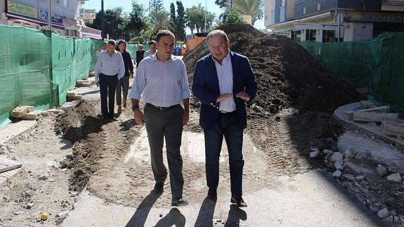 Delgado Bonilla y Bendodo, en las obras de la calle del Mar. 