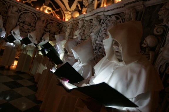 Cantos gregorianos en la cripta de la Victoria en la última Noche de los Difuntos, organizado por Cultopía. 