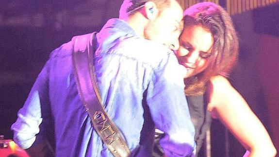 Chenoa y Javier Arpa, muy sensuales en el concierto de San Pedro. 