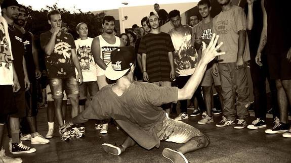 Miembros de El Círculo Breaking en acción.