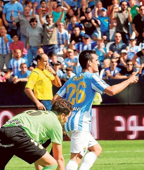 Juanmi celebra su gol tras superar al portero Toño. 