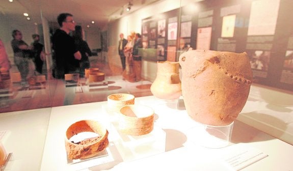 La muestra reúne paneles informativos y piezas arqueológicas de sus excavaciones. :: fernando gonzález