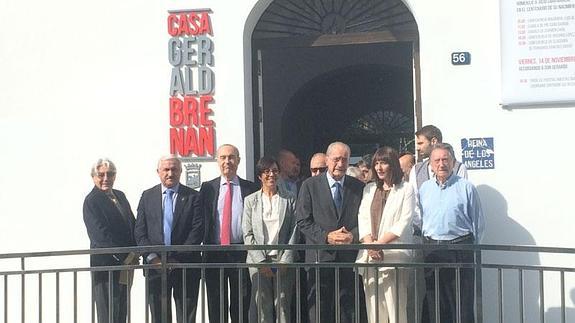Autoridades y autores, en la puerta de la casa.