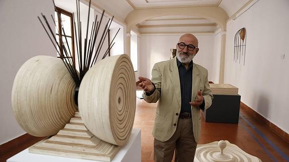 Suso de Marcos explica una obra de la serie ‘Introyecciones’. Detrás, ‘Una gota en el agua’. 