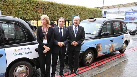García, Bendodo y De la Torre junto a los taxis con publicidad de la Costa del Sol.