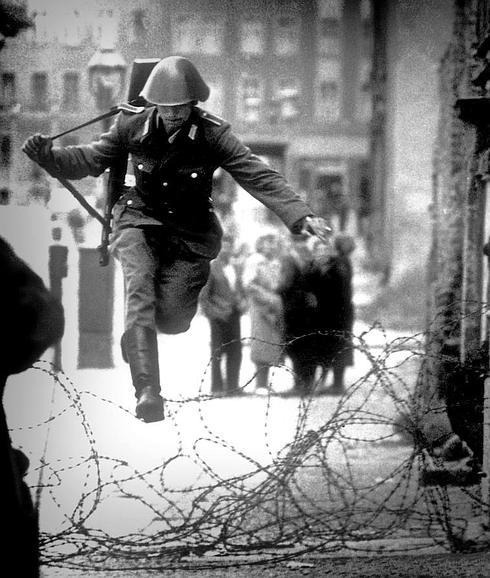 El soldado Hans Conrad Schumann fue el primer desertor de la RDA. Tenía 19 años cuando saltó la alambrada, el 15 de agosto de 1961.