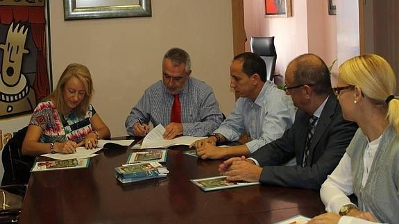 Acto de la firma del convenio, en el Ayuntamiento de Torrox.