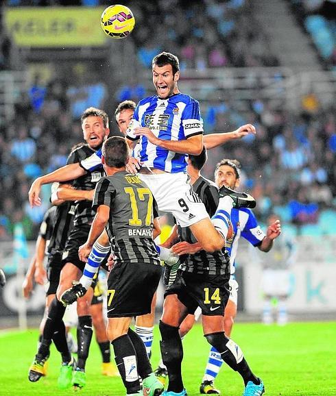 El realista Agirretxe supera a la defensa malaguista en el partido del sábado, aunque sin fortuna cara al gol. :: josé mari lópez