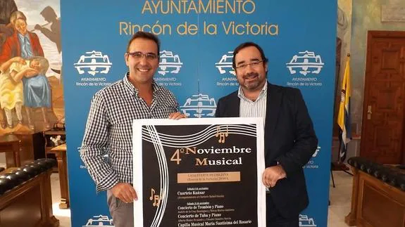 El edil de Cultura, Antonio José Martín, y el primer teniente de Alcalde, Antonio Manuel Rando, con el cartel anunciador.
