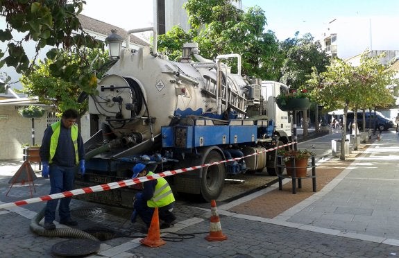 Estepona le declara la guerra a los malos olores del alcantarillado en el centro