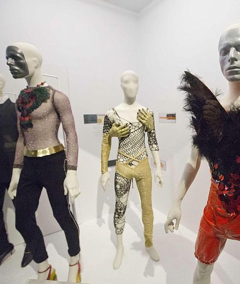 Algunos de los trajes que se muestran en la exposición sobre David Bowie.