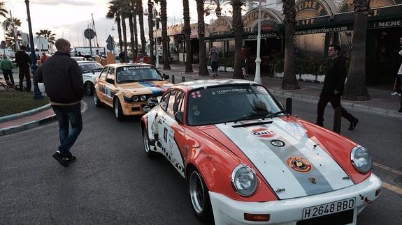 Automóviles ayer en las verificaciones de Puerto Marina. 