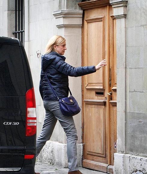 La infanta, en la puerta de su casa, un edificio antiquísimo de la Rue des Granges. 