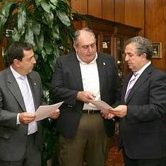 Conejo, en el centro, con el ex alcalde de Antequera, Ricardo Millán, y el ex presidente de la Diputación, Salvador Pendón.