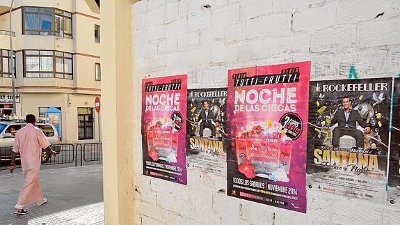 Dos carteles con la promoción, que fueron colocados el pasado sábado aunque ya han sido retirados. 
