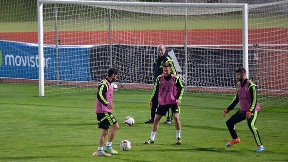 Camacho, en el entrenamiento de ayer entre Raúl García y Piqué, observados los tres por Del Bosque. 