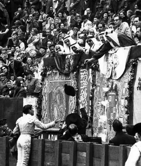 El Rey Saud de Arabia devuelve la montera al diestro Manuel Martín durante la corrida celebrada en honor del monarca en La Malagueta en febrero de 1962.