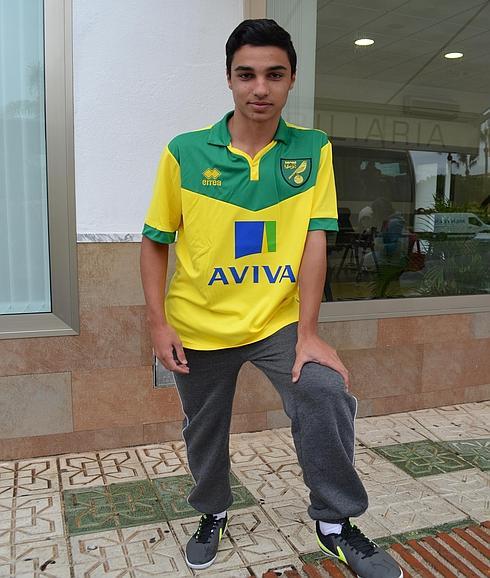 El futbolista de Frigiliana, con la camiseta del Norwich City F. C. 