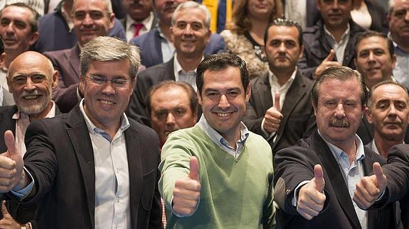 Juanma Moreno (centro), este sábado junto al alcalde de Jaén, José Enrique Fernández de Moya (iqda.) y los candidatos de PP.