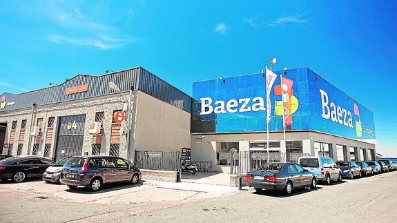 Centro logístico de Grupo Baeza en Antequera. A la derecha, Alberto y Patricio Baeza, consejeros delegados de la firma. 