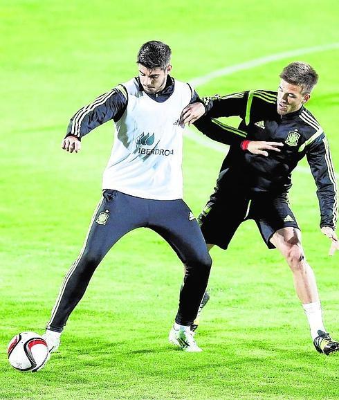 Camacho, junto a Morata en un entrenamiento. :: alberto martín. efe