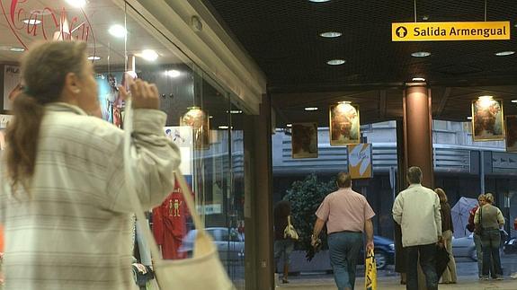 La medida de la Junta deja fuera a cuatro centros comerciales del Centro. 