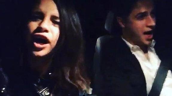 Selena, cantando con su amigo en el coche. 