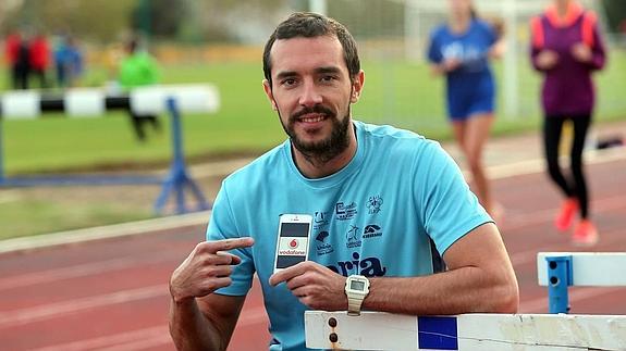 Josué Mena, ayer en el polideportivo de Arroyo de la Miel. Arriba, el tuit en el que la firma de telefonía anuncia la campaña. 